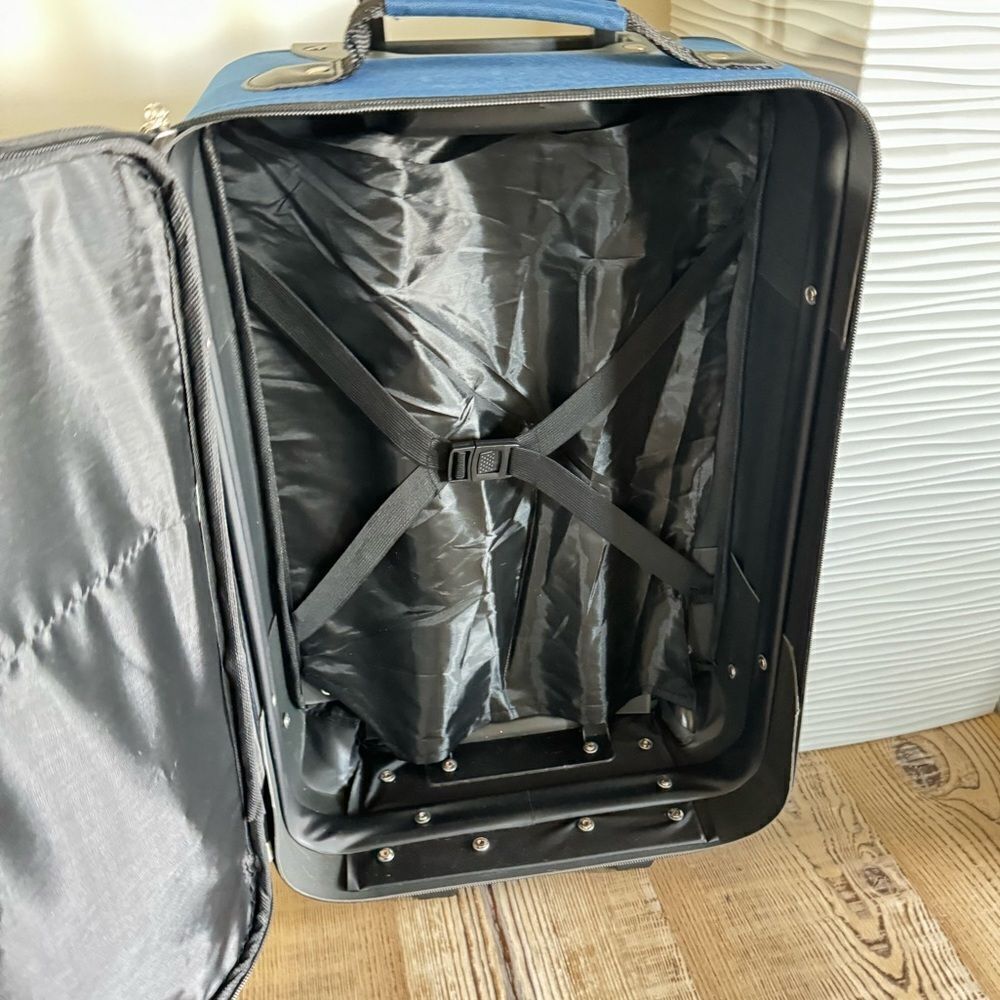 TAG Freehold Softside Spinner Luggage Softside luggage travel bag carry on - Picture 5 of 9